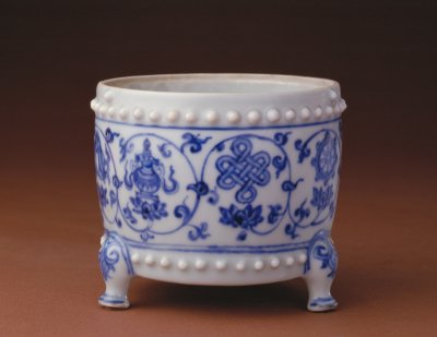 图片[1]-Three-legged furnace with blue and white twining branches and eight treasures-China Archive